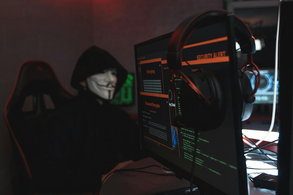 https://pub-1a00a711c8764c34a12f638f11e520ad.r2.dev/articles/website-hacker.jpg